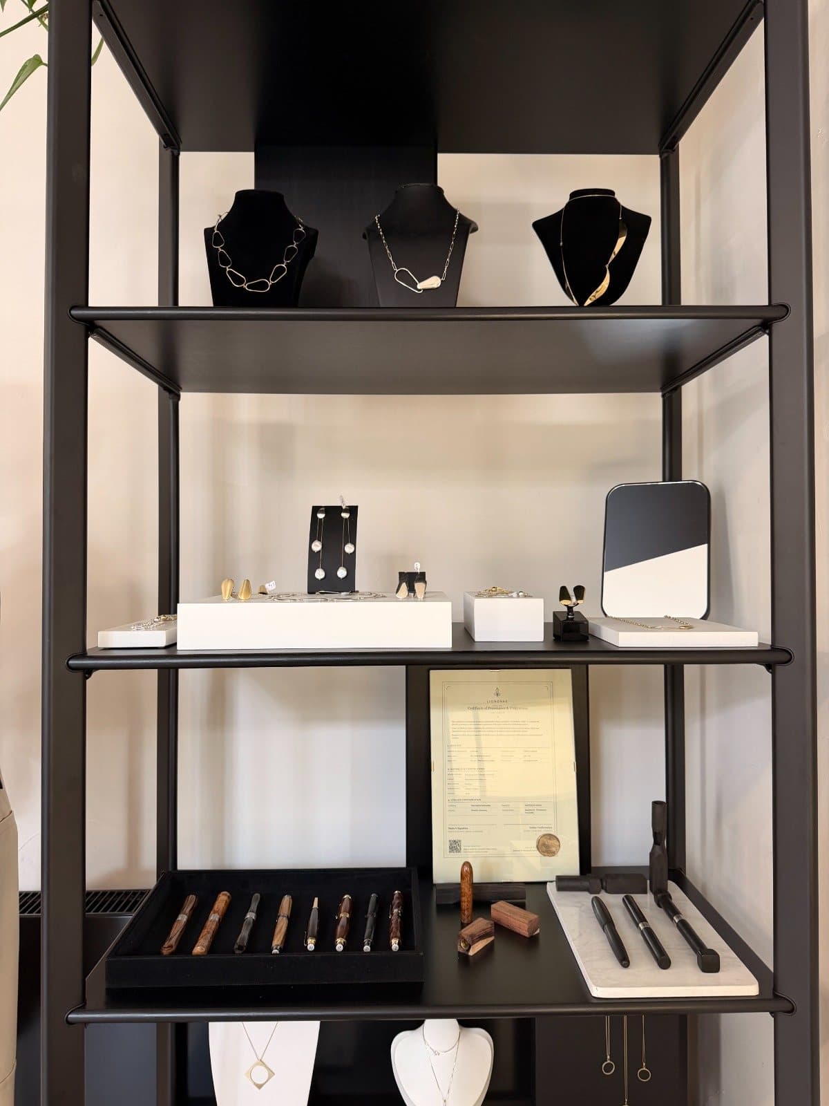 Vitrina MONOM cu instrumente de scris LIGNORAE și obiecte de design