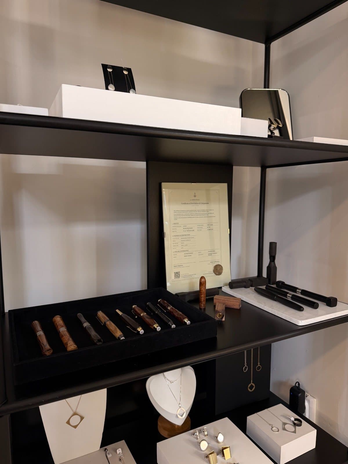 Vitrina MONOM cu piese LIGNORAE și bijuterie contemporană
